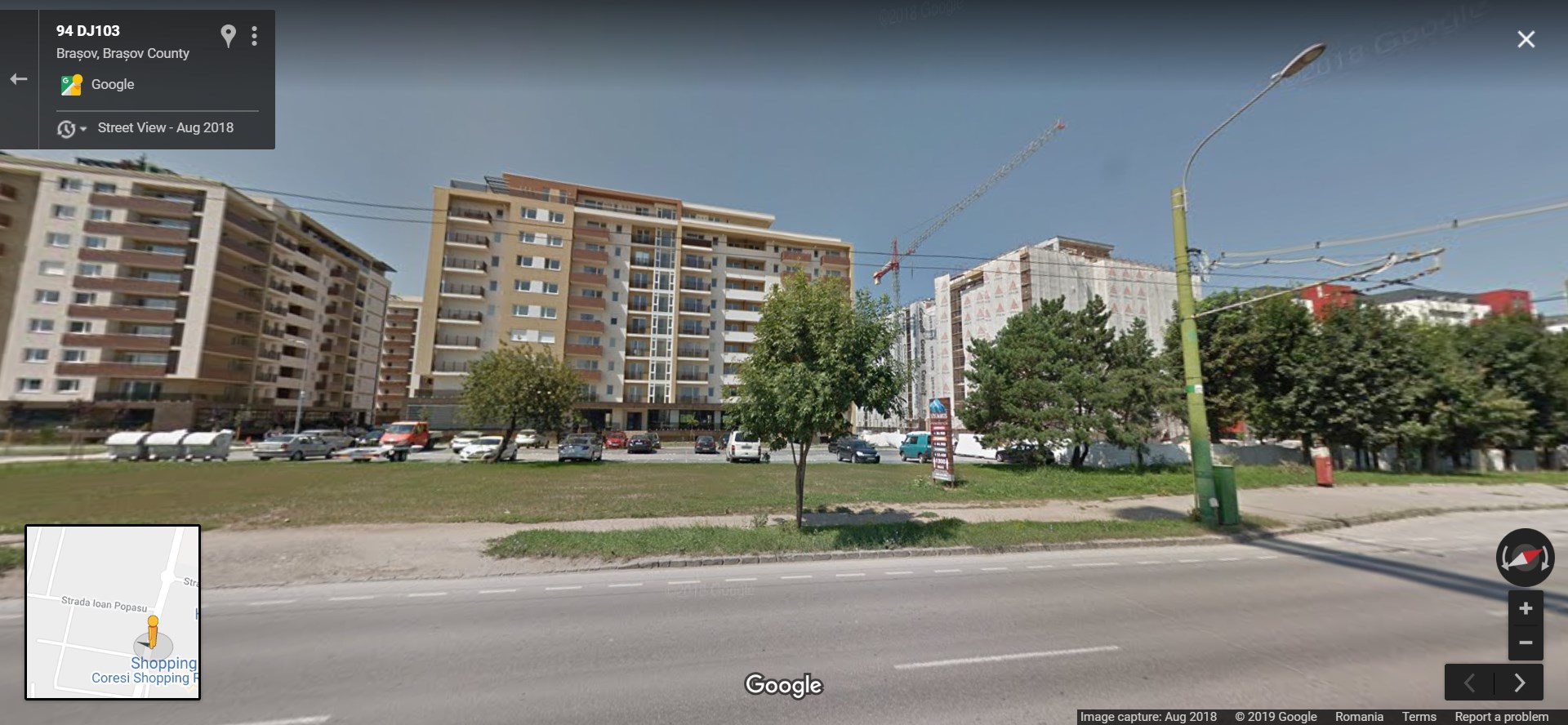 Copacii ăia din față dau semne că nu mai fac față, și cam asta e toată vegetația pe vreo jumătate de kilometru în adâncime – după care urmează un câmp deschis unde o să se construiască, probabil, ceva nou