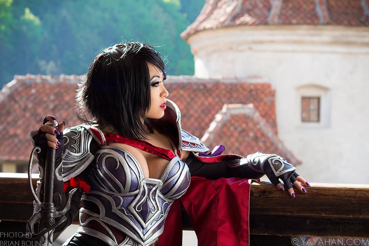 Yaya Han ca Nightraven Fiora (League of Legends), poză făcută la Rîșnov