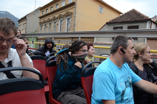 Bloggeri mai în elementul lor (oraș, clădiri, mașini), la o înălțime considerabilă, totuși