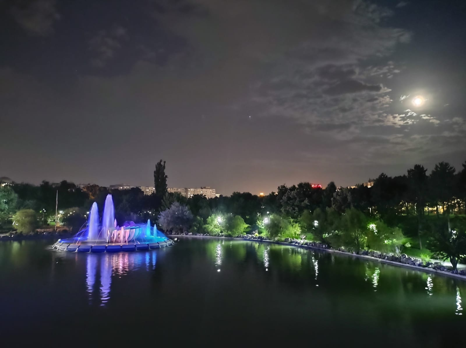 Între timp, așa arată nu-mai-știu-ce-parc din Drumul Taberei, noaptea